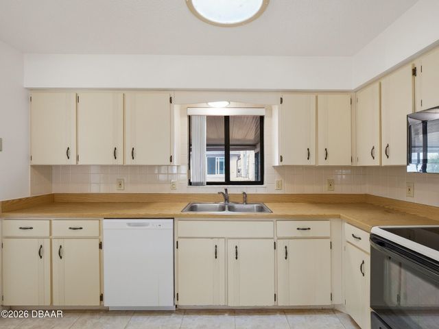 808 E 1st Avenue, New Smyrna Beach, FL 32169