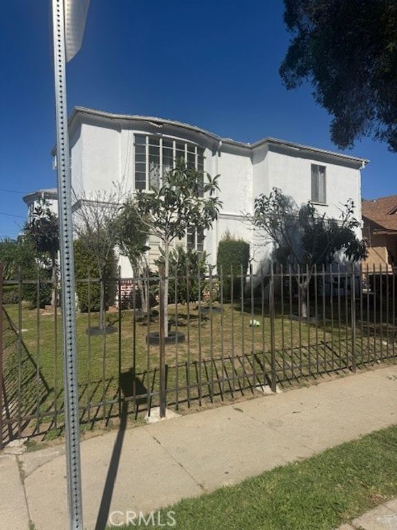 1200 N Kenmore, Los Angeles, CA 90029