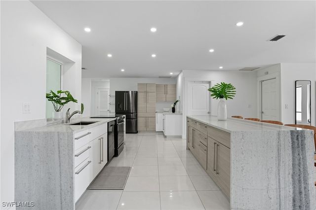 155 Old Tamiami TRL, Naples, FL 34110