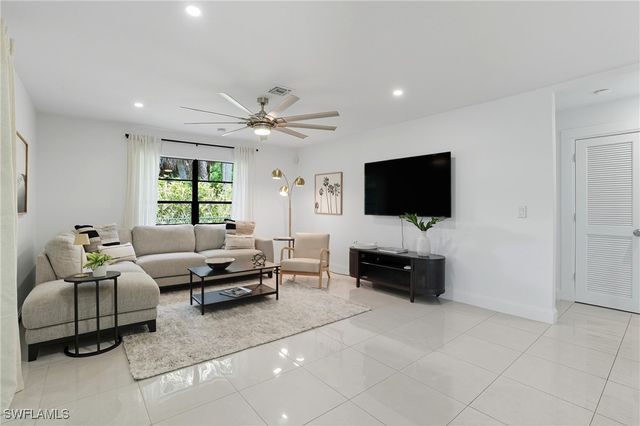 155 Old Tamiami TRL, Naples, FL 34110