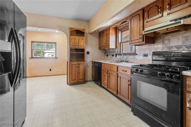 10326 Thrush Avenue, Cleveland, OH 44111