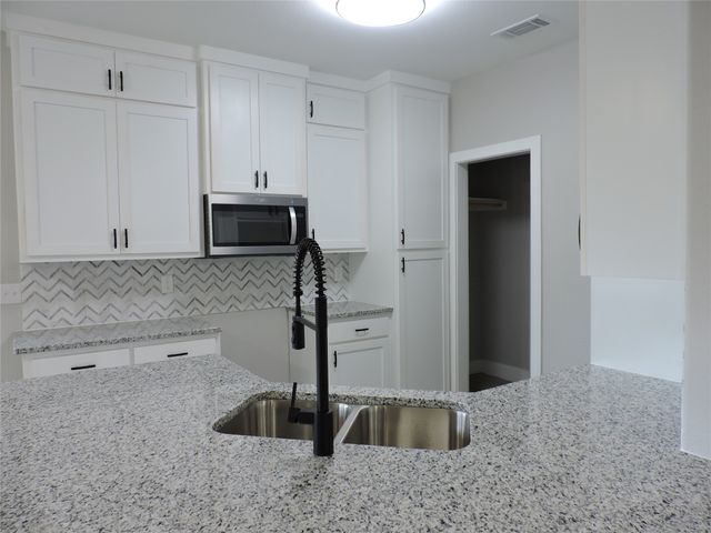 210 Holiday Drive, Gun Barrel City, TX 75156