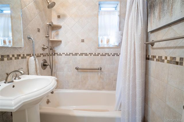 252-42 60 Avenue 595, Little Neck, NY 11362