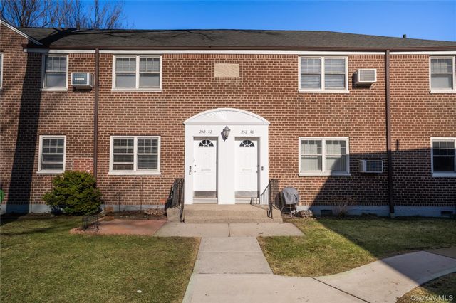 252-42 60 Avenue 595, Little Neck, NY 11362