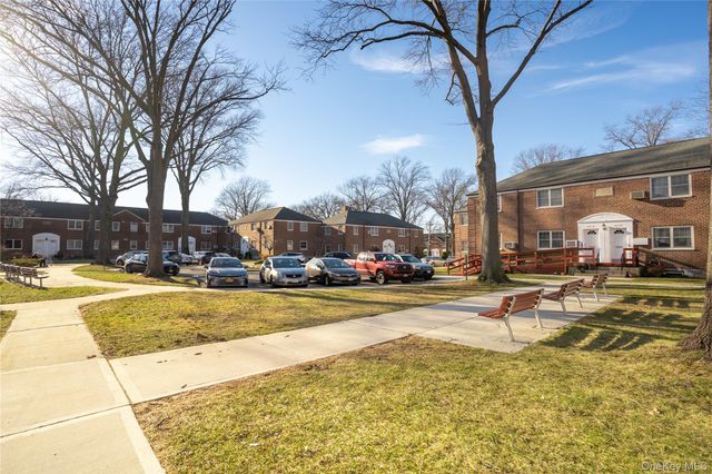 252-42 60 Avenue 595, Little Neck, NY 11362