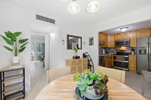 433 Flanders J, Delray Beach, FL 33484