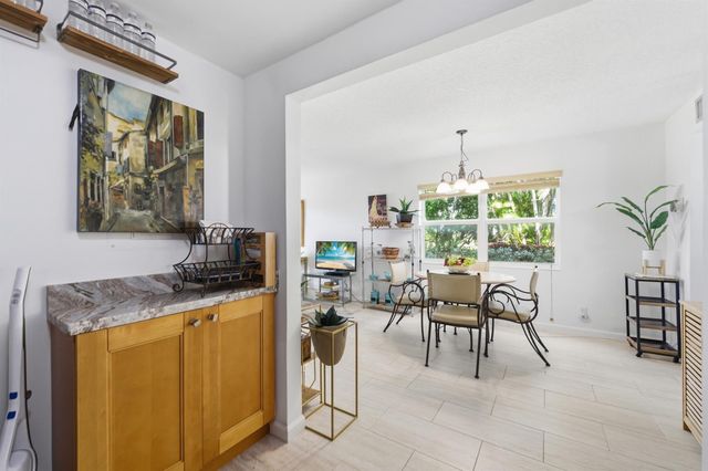 433 Flanders J, Delray Beach, FL 33484