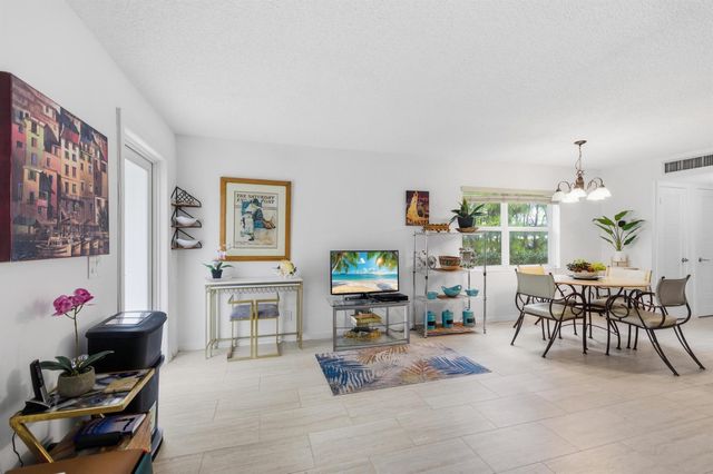 433 Flanders J, Delray Beach, FL 33484