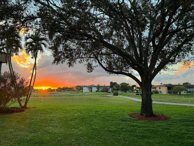 433 Flanders J, Delray Beach, FL 33484