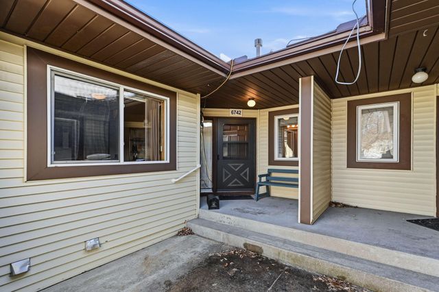 6742 Gretchen Lane N, Oakdale, MN 55128