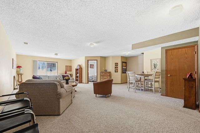 6742 Gretchen Lane N, Oakdale, MN 55128