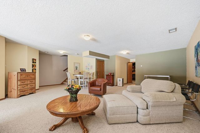 6742 Gretchen Lane N, Oakdale, MN 55128