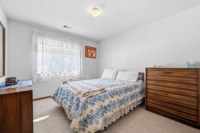 6742 Gretchen Lane N, Oakdale, MN 55128