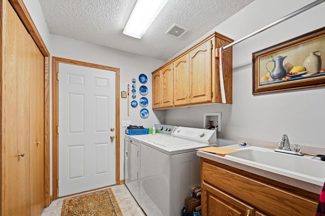 6742 Gretchen Lane N, Oakdale, MN 55128