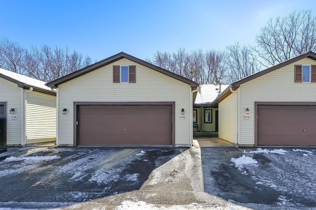 6742 Gretchen Lane N, Oakdale, MN 55128