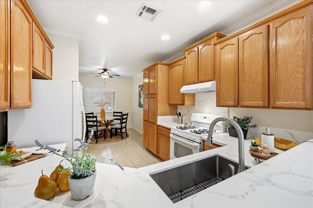 384 Lone Spur Dr, Folsom, CA 95630