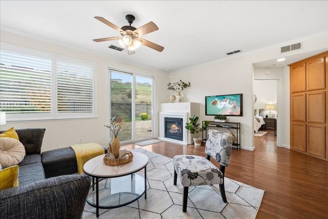 384 Lone Spur Dr, Folsom, CA 95630