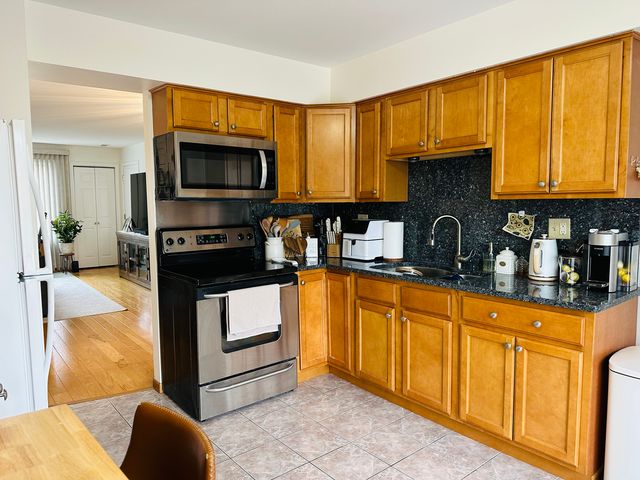 9340 Hamilton Court B, Des Plaines, IL 60016