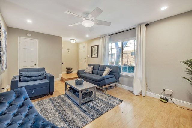 4022 Knoll Top Ct, Carmichael, CA 95608