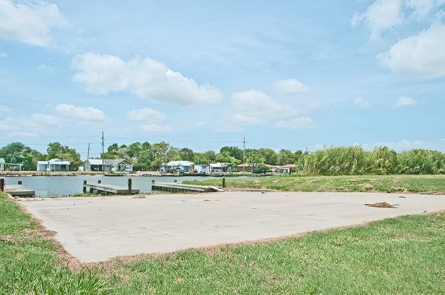 6102 Bayouside Dr, Chauvin, LA 70344