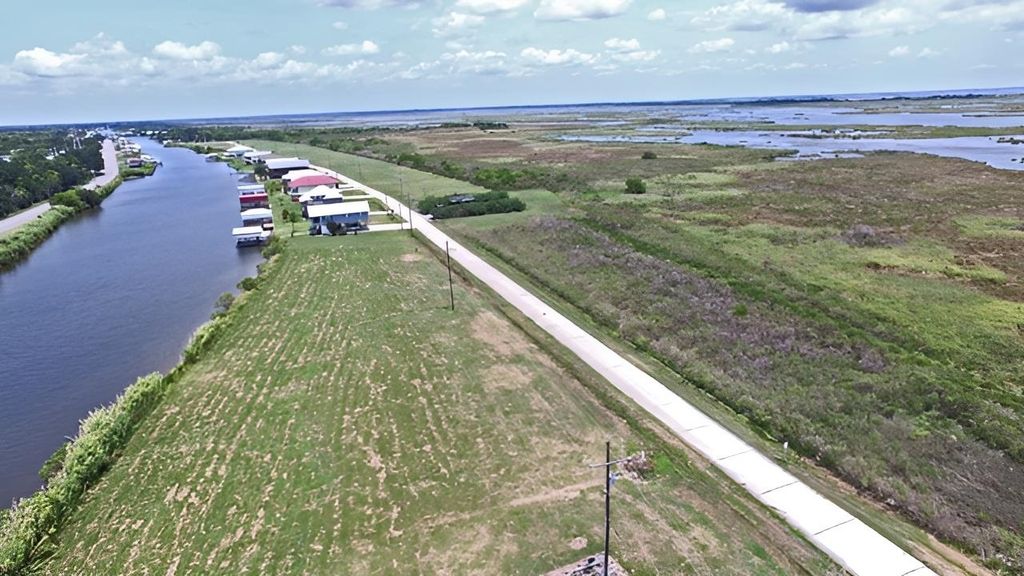 6102 Bayouside Dr, Chauvin, LA 70344