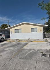 752 NW 3rd Ct, Hallandale Beach, FL 33009