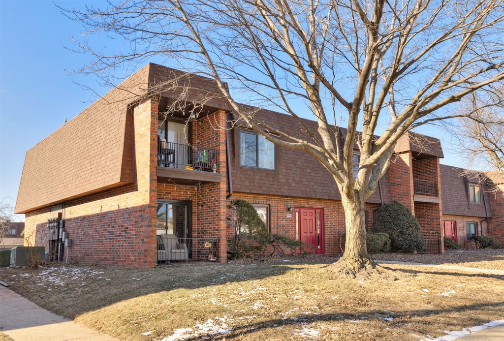 4549 Woodland Avenue 1, West Des Moines, IA 50266
