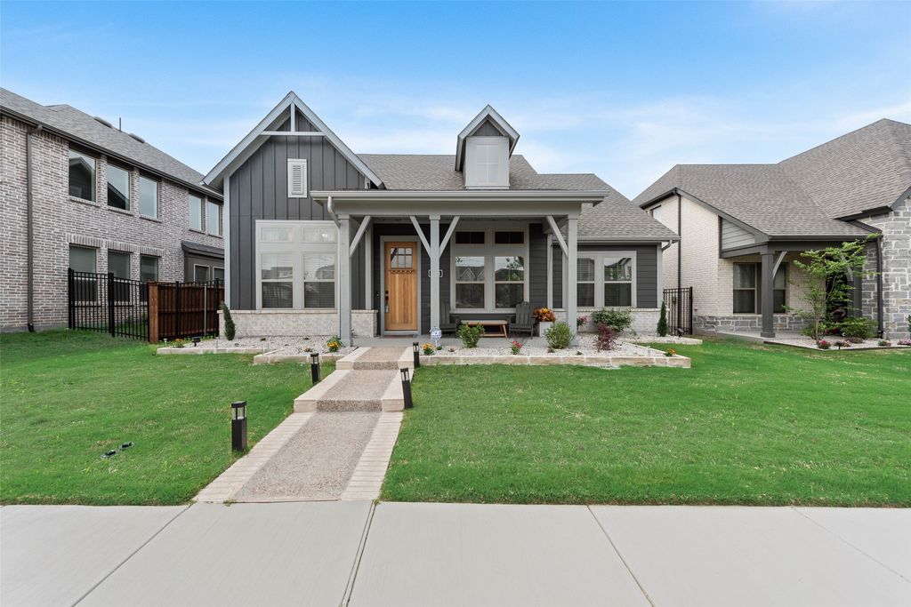 1028 Almond Blossom Circle, Crowley, TX 76036