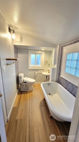 5621 Brooklyn Avenue NE, Seattle, WA 98105