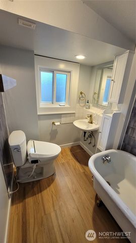 5621 Brooklyn Avenue NE, Seattle, WA 98105