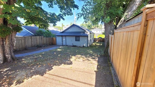 5621 Brooklyn Avenue NE, Seattle, WA 98105