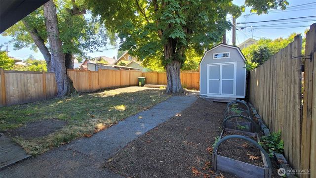 5621 Brooklyn Avenue NE, Seattle, WA 98105