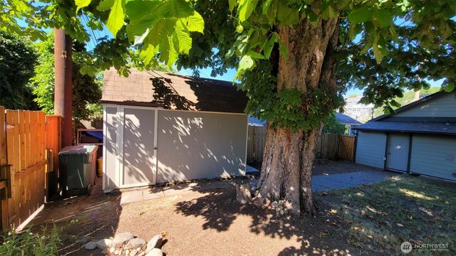 5621 Brooklyn Avenue NE, Seattle, WA 98105