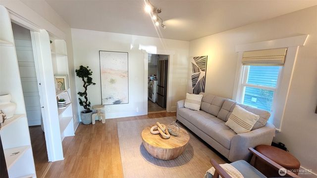 5621 Brooklyn Avenue NE, Seattle, WA 98105