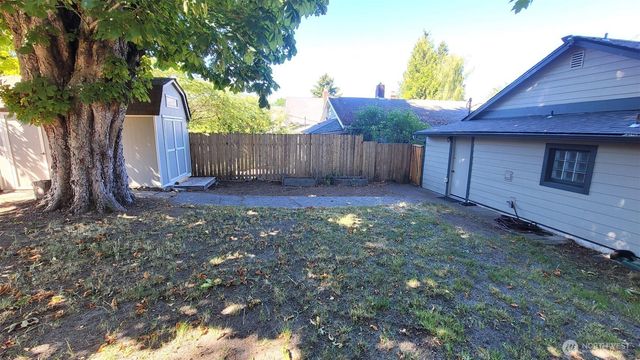 5621 Brooklyn Avenue NE, Seattle, WA 98105
