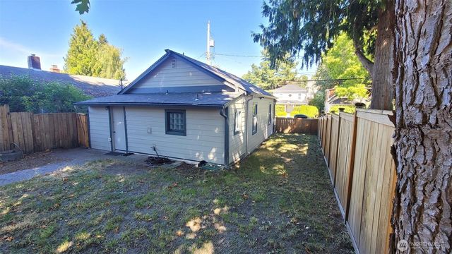 5621 Brooklyn Avenue NE, Seattle, WA 98105