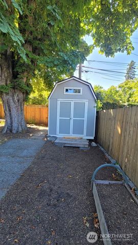 5621 Brooklyn Avenue NE, Seattle, WA 98105