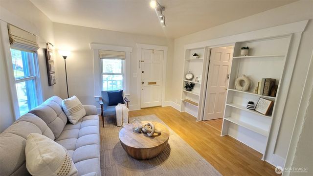 5621 Brooklyn Avenue NE, Seattle, WA 98105