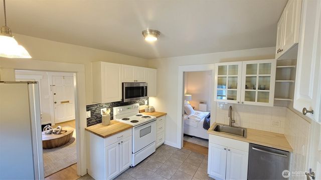 5621 Brooklyn Avenue NE, Seattle, WA 98105