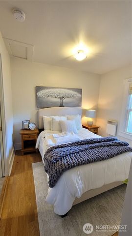 5621 Brooklyn Avenue NE, Seattle, WA 98105