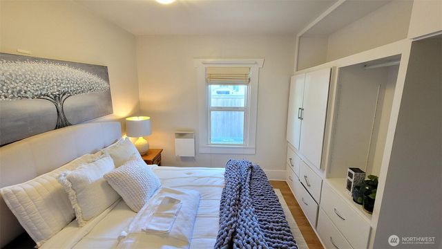 5621 Brooklyn Avenue NE, Seattle, WA 98105