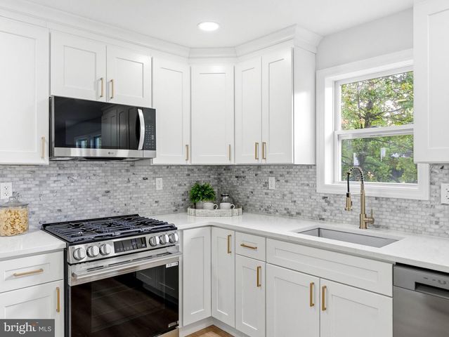 505 GREENWOOD AVE, Maple Shade, NJ 08052