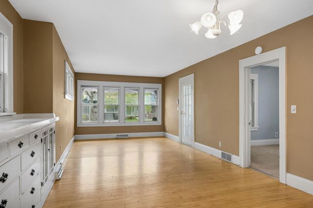 880 21st Avenue SE, Minneapolis, MN 55414