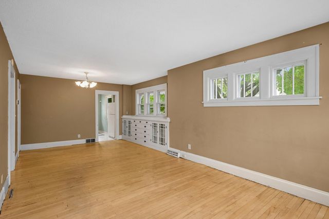 880 21st Avenue SE, Minneapolis, MN 55414