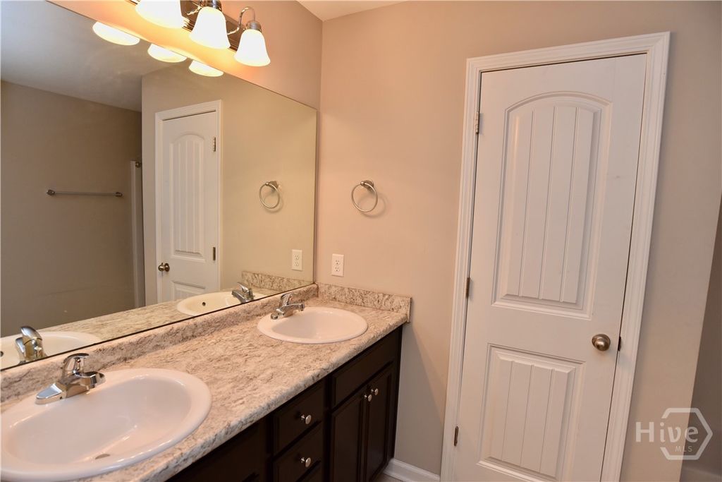 Image 7 of property listing at 45 Walker Court, Richmond Hill, GA 31324
