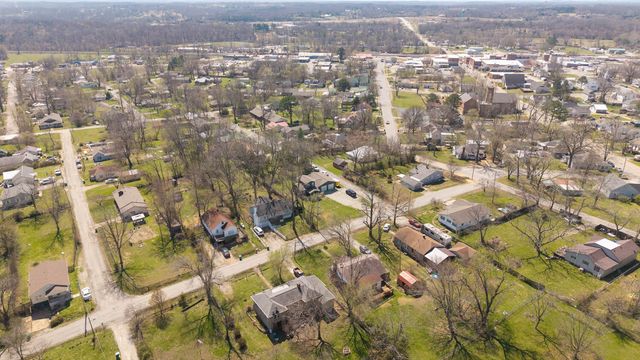 402 E 6th Street, Willow Springs, MO 65793
