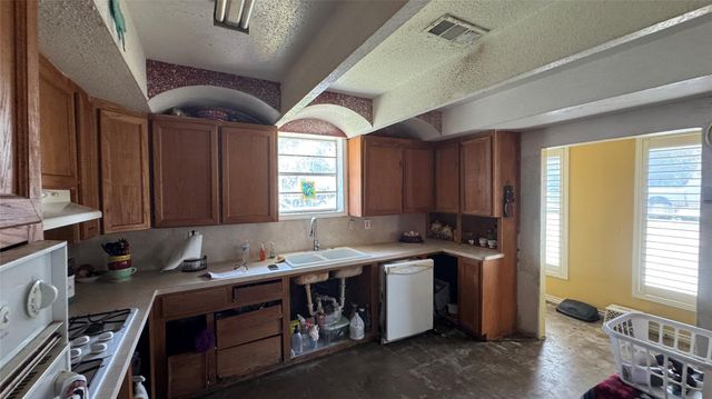 4717 17th Street, Bacliff, TX 77518