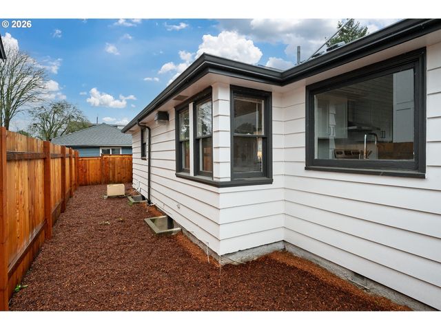 315 N Holland St, Portland, OR 97217