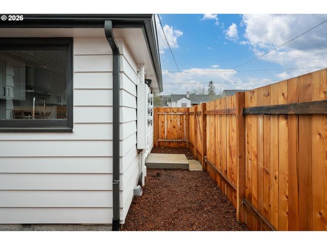 315 N Holland St, Portland, OR 97217