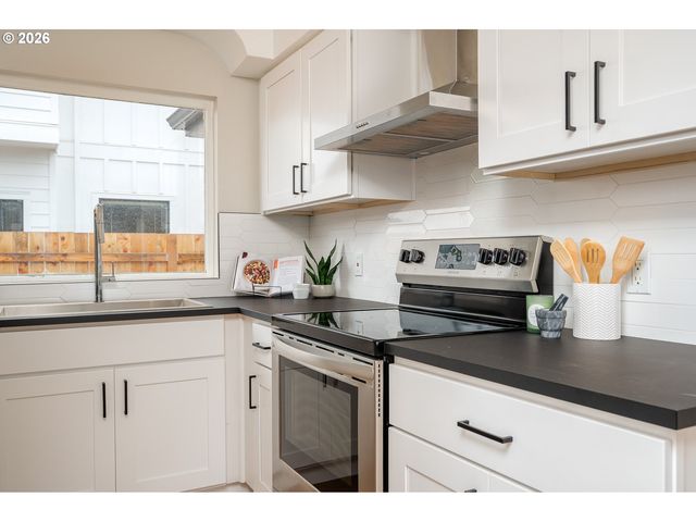 315 N Holland St, Portland, OR 97217